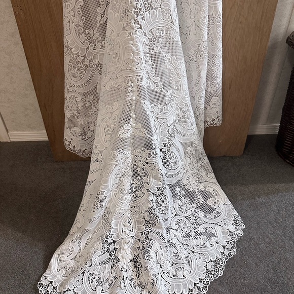 Elegant White Lace Wedding Dress - Picture 3 of 7